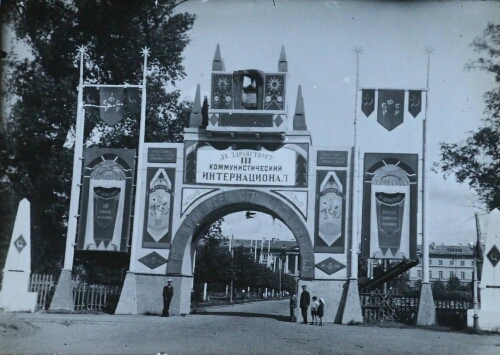 "L'entrée de Smolny", Petrograd [July 1920]